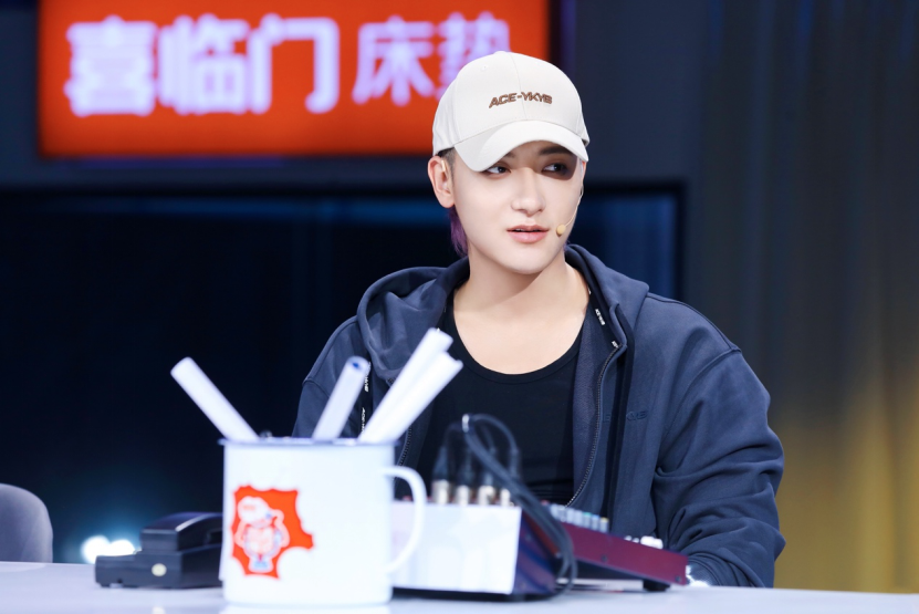 快手综艺《11点睡吧》众星接力挑战早睡，宋小宝梁龙开启中年人夜聊时间2000.png